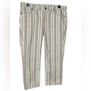 LOFT modern cuffed cropped jeans. 
Size: 12P